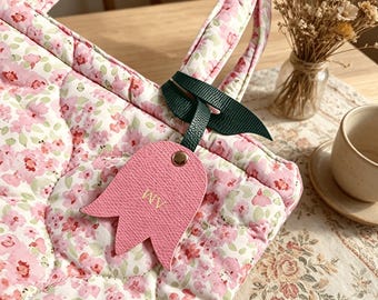 Spersonalizowany wisiorek do torebki ze skóry z różowym tulipanem i monogramem, spersonalizowana zawieszka do torebki z inicjałem i kwiatem, kwiatowy wisiorek do torebki, uroczy, estetyczny prezent dla niej