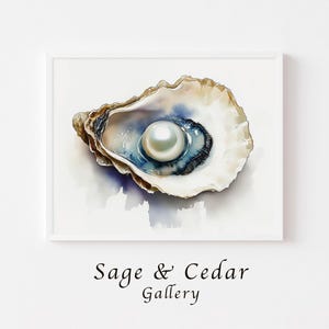 Könnte beinhalten: Eine Aquarellillustration einer geöffneten Austernschale mit einer einzelnen weißen Perle. Die Schale zeigt Schattierungen von Braun, Creme und tiefem Blau. Unter der Illustration steht der Text Sage & Cedar Gallery in schwarzer Serifenschrift.