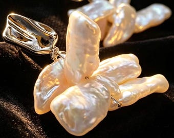 Orecchini irregolari in argento con perle d'acqua dolce, realizzati a mano, con perno in metallo testurizzato per orecchie forate, regalo di anniversario