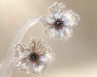Orecchini a lobo a forma di fiore, realizzati a mano all'uncinetto con filo metallico, in argento sterling 925 con cristalli blu austriaci, gioielli da sposa.