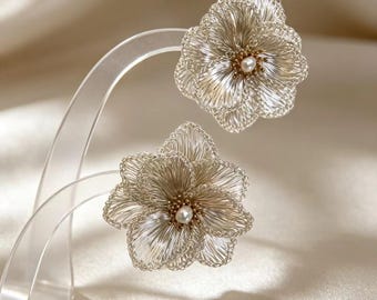 Orecchini a lobo in argento intrecciati a mano con camelia e perle d'acqua dolce naturali, perfetti come regalo di compleanno o anniversario per lei.