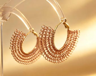 Orecchini a cerchio in filo metallico lavorati a mano, cerchi aperti a forma di C color oro 14 carati con perno in argento 925, perfetti per appuntamenti quotidiani e come regalo di nozze.