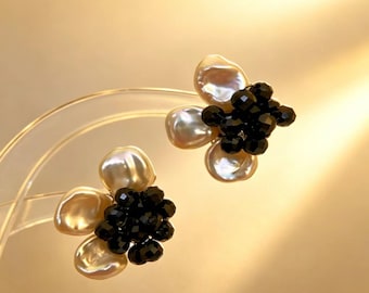 Orecchini a lobo asimmetrici a forma di petalo, con perla barocca naturale e onice nera, perfetti come regalo di compleanno o anniversario.