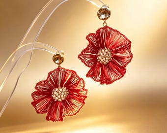 Orecchini pendenti a forma di papavero intrecciati a mano, tonalità oro/argento, ideali per matrimoni, feste e per l'uso quotidiano.