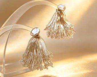 Orecchini a tulipano in argento intrecciati a mano, con perla barocca naturale rimovibile, perfetti come regalo di compleanno o anniversario.