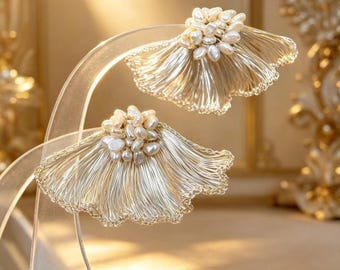 Orecchini a lobo a forma di foglia di ginkgo, realizzati a mano con filo lavorato all'uncinetto e perla barocca naturale, in argento 925, perfetti come regalo per matrimoni e per tutti i giorni.