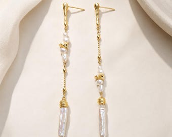 Orecchini pendenti con perle d'acqua dolce e nappe dorate, ideali per matrimoni e cerimonie. Leggeri, asimmetrici, lunghi, con perle pendenti. Placcati in oro 14 carati. Regalo perfetto.