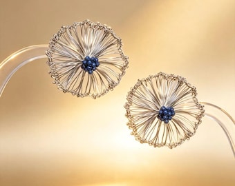 Orecchini a perno a forma di dente di leone, realizzati a mano all'uncinetto con filo metallico, in argento 925 con perline blu. Gioielli perfetti per tutti i giorni e come regalo per la sposa.