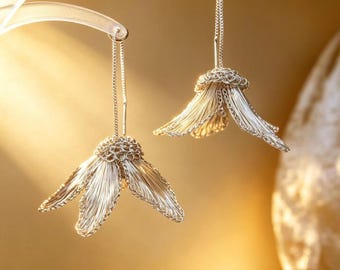 Orecchini a forma di magnolia con perle, realizzati all'uncinetto a mano, con fiori in filo di rame e perline in argento sterling.