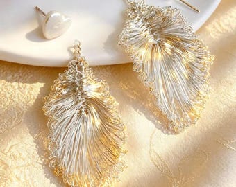 Orecchini pendenti a forma di piuma in argento, realizzati a mano con ago in argento 925 e perla naturale, ideali per l'uso quotidiano e come regalo di nozze.