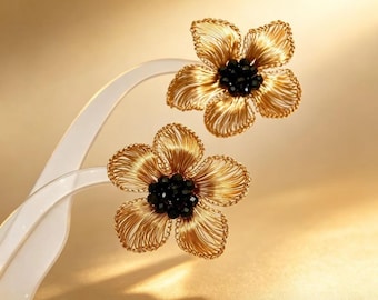 Orecchini a lobo a forma di fiore, realizzati a mano all'uncinetto con filo metallico, onice nera naturale, oro 14 carati e argento 925. Gioielli perfetti per tutti i giorni e come regalo per la sposa.