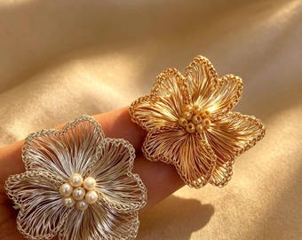 Orecchini a lobo a forma di quadrifoglio intrecciati a mano in oro/argento, con perle d'acqua dolce naturali, ideali come regalo di compleanno o anniversario.