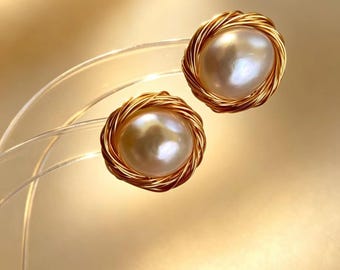Orecchini a perno con perle avvolte in filo d'oro, perle d'acqua dolce naturali, aghi in argento 925, ideali per l'uso quotidiano, regalo per matrimoni e compleanni.