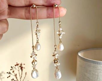 Orecchini pendenti lunghi con perle d'acqua dolce naturali e nappe, regolabili, in oro, ideali come regalo di compleanno per damigella d'onore.