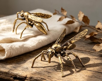 Vintage Wespe aus massivem Messing, handgegossene Kupferinsektenstatue, rustikale Mini-Schreibtischverzierung, Käfersammlergeschenk