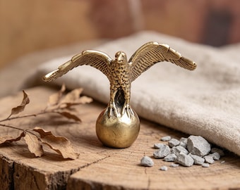 Figura de águila de latón vintage, miniatura de halcón de cobre hecha a mano sobre esfera, decoración de escritorio y colgante de bolsillo con forma de pájaro de metal retro