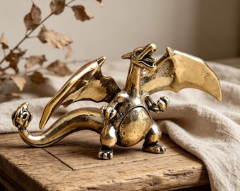 Figura vintage de Charizard de latón, mini estatua de dragón hecha a mano, decoración Pokémon de latón macizo, adorno de escritorio, regalo.