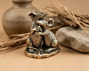 Figura artesanal de ratones abrazándose en latón – Mini pieza coleccionable de cobre, decoración cálida y nostálgica para el hogar, detalle decorativo artesanal.
