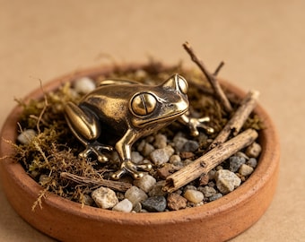 Solid Brass Frog Figurine ， Handcrafted Vintage Desk Decor ， Miniature Brass Frog Ornament，gift for her