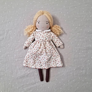 Poppen voor meisjes, op Waldorf geïnspireerde 13-inch stoffen pop voor meisjes, lappenpoppen, stoffen pop, knuffelpop, knuffels, lappenpop cadeau voor meisjes.