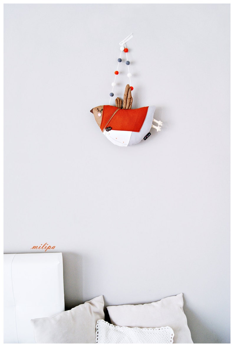 La SIGNORA CINGUETTA, uccello, uccellino peluche, cuscino forma uccello, decorazioni da parete, arredamento cameretta, arancione, 32cm immagine 3