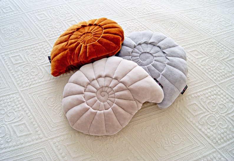 Almohada de concha de terciopelo. 30x25cm. Cojines en forma de concha. Cojines de terciopelo cobre, beige, gris. Cojines de decoración náutica para el hogar. Almohada de concha de cama. imagen 1