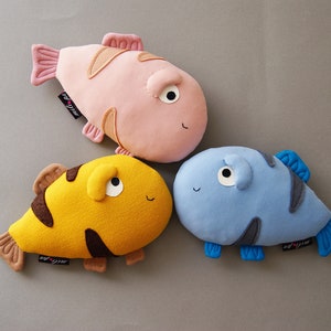 Set di 3 PESCIOLINI, rosa, blu, giallo. Pupazzi di stoffa, regalo nascita, cuscino decorativo. Animali peluche. immagine 1