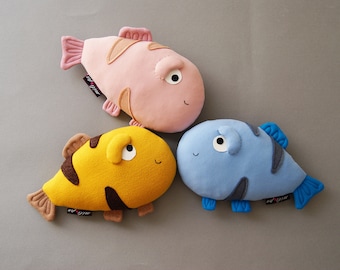 Set di 3 PESCIOLINI, rosa, blu, giallo. Pupazzi di stoffa, regalo nascita, cuscino decorativo. Animali peluche.