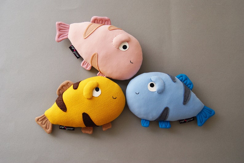 Set di 3 PESCIOLINI, rosa, blu, giallo. Pupazzi di stoffa, regalo nascita, cuscino decorativo. Animali peluche. immagine 1