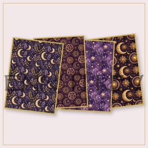 Peut inclure: Quatre feuilles rectangulaires présentant des motifs célestes et botaniques dans des tons de violet profond et d'or. Les designs incluent des croissants de lune, des étoiles, des soleils, des pentagrammes et des feuilles dorés sur fond sombre.