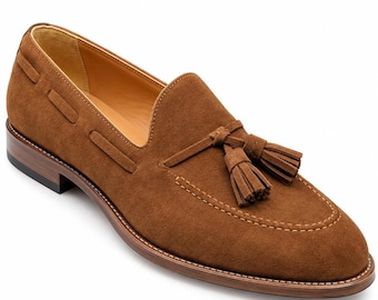 Mocasines de ante, zapatos de vestir marrones con borlas y forro de piel.