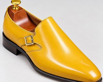 Mocasines formales para hombre en piel amarilla, zapatos de vestir sin cordones con hebilla lateral y tacón bajo.