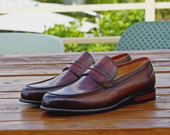 Mocasines Penny Loafers de piel de becerro bruñida, zapatos de vestir sin cordones de color marrón oscuro.