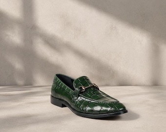 Mocasines verdes con piel texturizada de cocodrilo, zapatos de vestir sin cordones para hombre con detalle de hebilla de caballo.