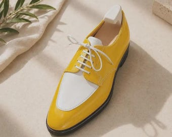 Zapatos Derby para hombre, de cuero amarillo y blanco con cordones.