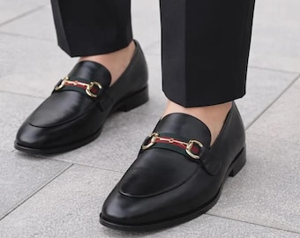 Mocasines negros de piel, zapatos de vestir para hombre con hebilla de herradura y correa verde y roja.