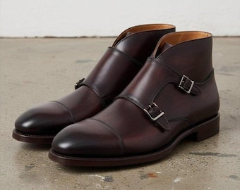 Botas de cuero marrón con doble hebilla, botines de vestir con puntera reforzada y cierre de hebilla.