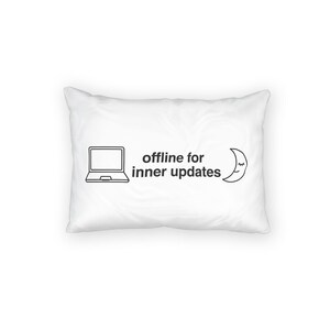 Op de afbeelding: Wit rechthoekig kussen met de tekst "offline for inner updates" en een laptop en halve maan afbeelding. Een zacht, comfortabel item voor de slaapkamer of woonkamer.