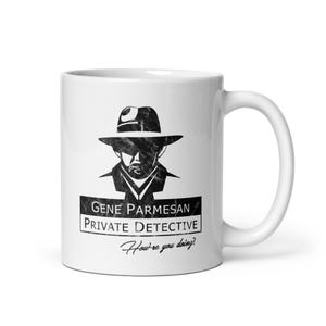 Puede incluir: Una taza de cerámica blanca con un gráfico negro de un detective con sombrero fedora y gabardina. Debajo de la figura, el texto dice: GENE PARMESAN PRIVATE DETECTIVE, seguido del texto en cursiva: How're you doing? El diseño tiene una textura desgastada.