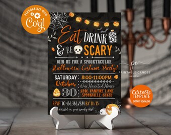 Może przedstawiać: Czarno-pomarańczowe zaproszenie na imprezę Halloweenową z tłem tablicy. Zaproszenie zawiera napis "Eat Drink & Be Scary" i zawiera informacje o imprezie, w tym datę, godzinę i miejsce. Zaproszenie jest ozdobione dyniami, nietoperzami i pajęczynami.