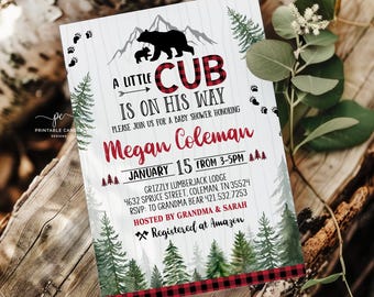 Może przedstawiać: Zaproszenie na baby shower w rustykalnym stylu. Zaproszenie zawiera tekst "A Little Cub Is On His Way" z ilustracją niedźwiedzia i jego młodego. Zaproszenie zawiera imię Megan Coleman, datę, godzinę i miejsce.