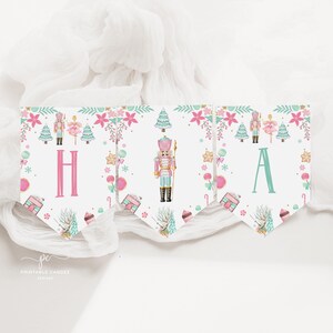 Puede incluir: Una pancarta festiva con las letras "H" y "A" en banderines blancos. La pancarta presenta ilustraciones de cascanueces, bailarinas, árboles de Navidad y dulces. El diseño incluye acentos rosas, verdes y dorados, ideal para decoraciones navideñas.