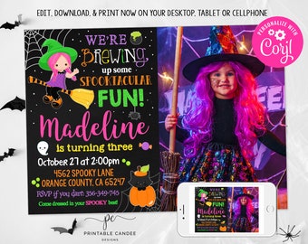 Może przedstawiać: Drukowane zaproszenie na przyjęcie halloweenowe z czarnym tłem tablicy. Zaproszenie przedstawia czarownicę z różowymi włosami i zielonym kapeluszem, kocioł i tekst "We're Brewing Up Some Spooktacular Fun! Madeline is turning three". Zaproszenie zawiera również datę, godzinę i miejsce przyjęcia.