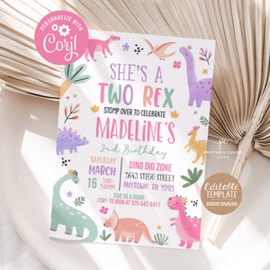 Może przedstawiać: R&oacute;żowe i zielone zaproszenie na przyjęcie urodzinowe z dinozaurami z tekstem "She's a Two Rex" i "Madeline's 2nd Birthday". Zaproszenie zawiera informacje o przyjęciu z wykopaliskami dinozaur&oacute;w 16 marca.