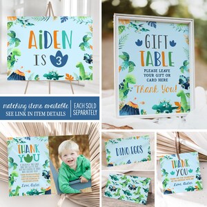 Puede incluir: Un conjunto de decoraciones de fiesta imprimibles con tem&aacute;tica de dinosaurios para el cumplea&ntilde;os de un ni&ntilde;o. El conjunto incluye un cartel de bienvenida, un cartel para la mesa de regalos, una tarjeta de agradecimiento, una tarjeta de fotos, una etiqueta de comida y una etiqueta de favor. Las decoraciones presentan un esquema de color azul, verde y naranja con dinosaurios, volcanes y palmeras.