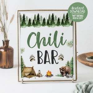 Op de afbeelding: Een printbaar bord met een rustiek bos-thema. Het bord zegt "Chili Bar" in groene en zwarte tekst. Het bord is versierd met een kampvuur, een tent, een lantaarn en berenpootafdrukken.