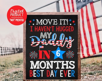 Puede incluir: Un letrero de pizarra con un tema de bandera estadounidense rojo, blanco y azul. El letrero dice "Move it! I haven't hugged my Daddy in 6 months. Best day ever."