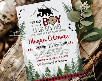 Może przedstawiać: Zaproszenie na baby shower w rustykalnym stylu. Projekt przedstawia sylwetkę niedźwiedzia i niedźwiadka, góry i sosny. Tekst brzmi "Our Baby Boy Is On His Way" i zawiera imię Megan Coleman oraz szczegóły wydarzenia.