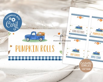 Op de afbeelding: Printbare voedseletiketten met een blauwe pick-up truck met pompoenen in de laadbak. De etiketten zijn versierd met een blauw-wit ruitjespatroon en hebben de tekst "Pumpkin Rolls", "Corn Fritters", "Pumpkin Rolls", "Hay Stacks" en "Apple Cider".