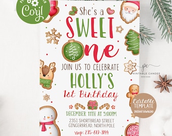 Puede incluir: Una invitación de cumpleaños imprimible de primer cumpleaños con temática navideña con un diseño de galleta de jengibre. La invitación dice "She's a Sweet One" y "Join us to celebrate Holly's 1st Birthday". La invitación incluye la fecha, la hora y la ubicación de la fiesta.